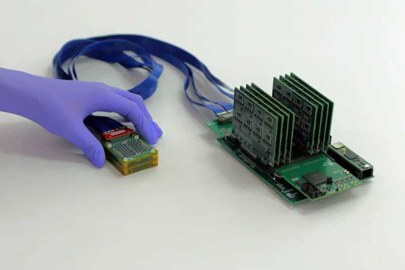 The new system consists of a small ultrasound probe, on left, attached to an acquisition and processing module that is a little larger than a smartphone.